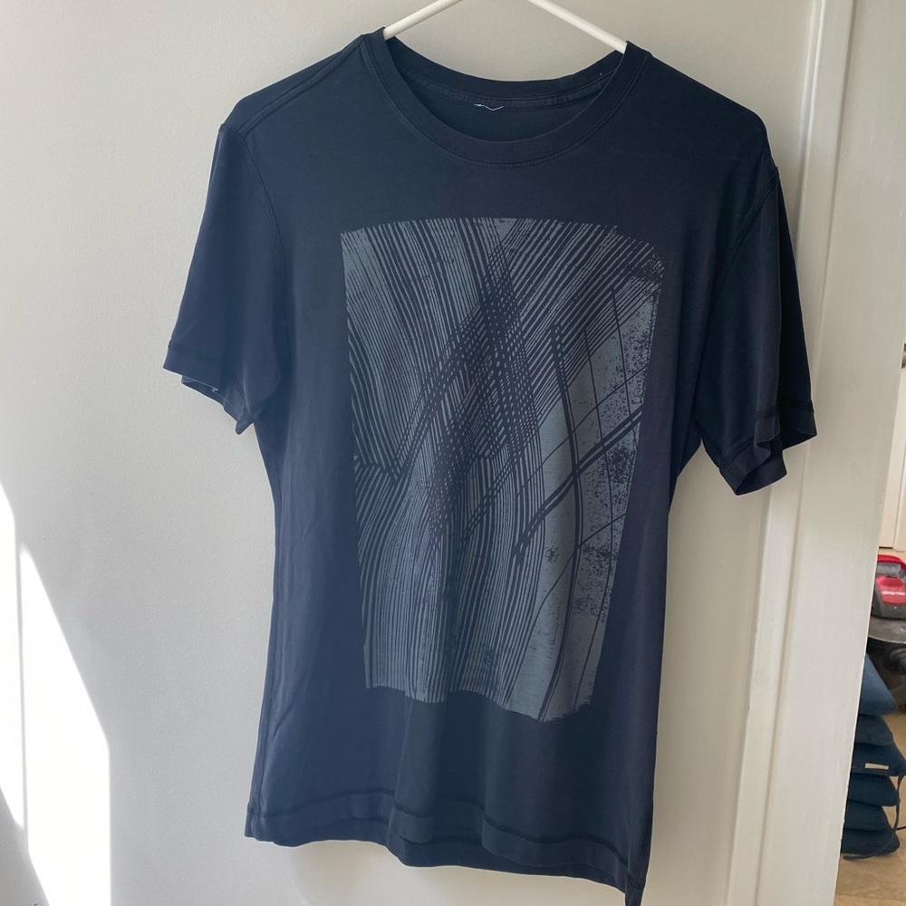 Lululemon Men’s Cross Weave graphic tee. Size small